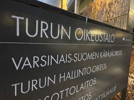 Teinitytölle langetettiin tuomio, kun hän nimitti seksuaalirikoksesta tuomittua pedofiiliksi. 2 Teinitytölle langetettiin tuomio, kun hän nimitti seksuaalirikoksesta tuomittua pedofiiliksi. 1