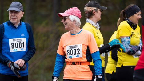 Tenho Isola, 80, saavutti puolimaratonin SM-kultamitalin: juoksee edelleen 30 kilometrin matkoja. 1