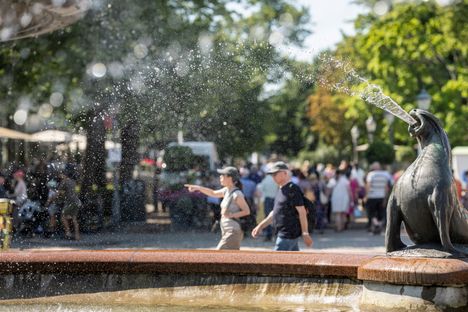 Tiistaille ennustetaan vuoden tähänastista lämpimintä päivää. 2 Tiistaille ennustetaan vuoden tähänastista lämpimintä päivää. 1