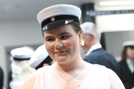 Tikkurilan lukion ylioppilasjuhlassa jaettiin tuhat euroa ja saavutettiin uusi ennätys. 8 Tikkurilan lukion ylioppilasjuhlassa jaettiin tuhat euroa ja saavutettiin uusi ennätys. 7
