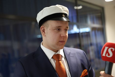 Tikkurilan lukion ylioppilasjuhlassa jaettiin tuhat euroa ja saavutettiin uusi ennätys. 2 Tikkurilan lukion ylioppilasjuhlassa jaettiin tuhat euroa ja saavutettiin uusi ennätys. 1
