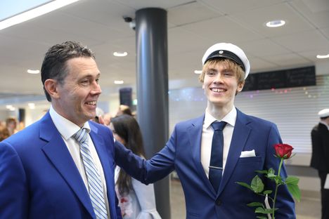 Tikkurilan lukion ylioppilasjuhlassa jaettiin tuhat euroa ja saavutettiin uusi ennätys. 6 Tikkurilan lukion ylioppilasjuhlassa jaettiin tuhat euroa ja saavutettiin uusi ennätys. 5