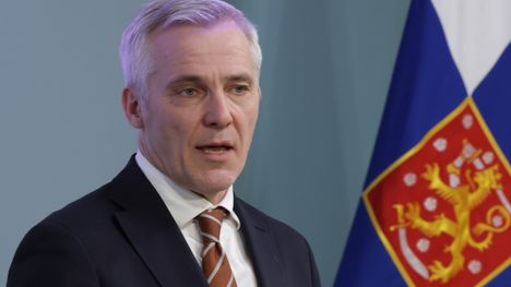 Tikkurilan lukiossa esitettiin venäjämielinen laulu ja nostettiin Venäjän lippu – opetusministeri antoi voimakkaan arvion. 1