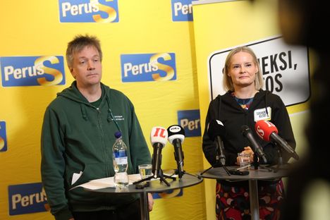 Timo Soini antoi lausunnon perussuomalaisten uudesta logosta. 8 Timo Soini antoi lausunnon perussuomalaisten uudesta logosta. 7