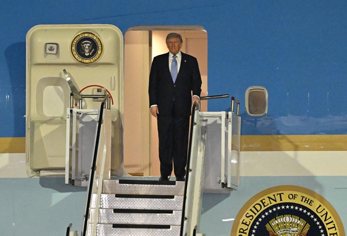 Trump saapuu Pekingiin valtiovierailulle Kiinaan. 1