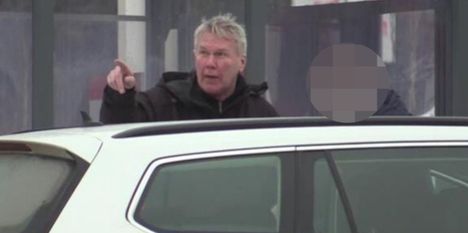 Tulli suoritti yllättävän tarkastuksen Raimo Tienhaaran, 68, autotalliin – kielletyt viinivarastot tulivat ilmi. 9