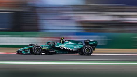 Upea esitys Fernando Alonsolta Kiinan GP:ssä – ajoi ilman käsiä 2 Upea esitys Fernando Alonsolta Kiinan GP:ssä – ajoi ilman käsiä 1
