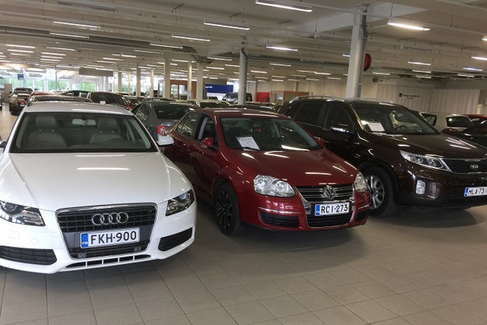 Uusien autojen rekisteröinnit Suomessa laskivat huhtikuussa 9 prosenttia. 2 Uusien autojen rekisteröinnit Suomessa laskivat huhtikuussa 9 prosenttia. 1