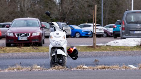 Vain muutama mopo onnistui läpäisemään poliisin tarkastuksen. 2 Vain muutama mopo onnistui läpäisemään poliisin tarkastuksen. 1