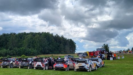 Vakava rallionnettomuus – auto pyörähti katsojien joukkoon 1
