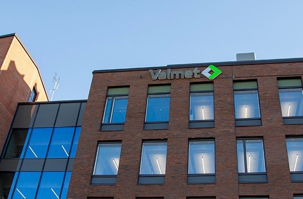 Valmet irtisanoo 2 400 työntekijää Suomessa, 350 henkilöä vaikuttaa Ruotsissa ja Puolassa. 2 Valmet irtisanoo 2 400 työntekijää Suomessa, 350 henkilöä vaikuttaa Ruotsissa ja Puolassa. 1
