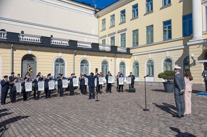 Vappua juhlitaan iloisesti, lukuun ottamatta muutamia satunnaisia tapahtumia. 4 Vappua juhlitaan iloisesti, lukuun ottamatta muutamia satunnaisia tapahtumia. 3