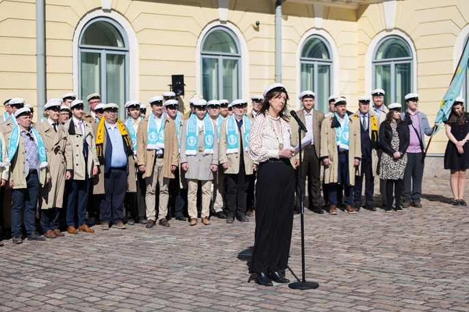 Vappua juhlitaan iloisesti, lukuun ottamatta muutamia satunnaisia tapahtumia. 2 Vappua juhlitaan iloisesti, lukuun ottamatta muutamia satunnaisia tapahtumia. 1
