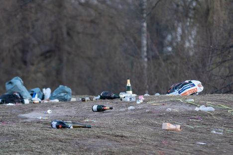 Vapunjuhlijat jättivät Helsingin Kaivopuiston huonoon tilaan 9