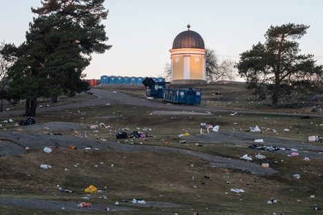 Vapunjuhlijat jättivät Helsingin Kaivopuiston huonoon tilaan 7
