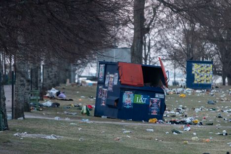 Vapunjuhlijat jättivät Helsingin Kaivopuiston huonoon tilaan 3
