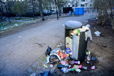 Vapunjuhlijat jättivät jälkeensä roskia 4 Vapunjuhlijat jättivät jälkeensä roskia 3