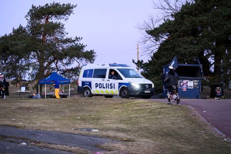 Vapunjuhlijat jättivät jälkeensä roskia 10 Vapunjuhlijat jättivät jälkeensä roskia 9