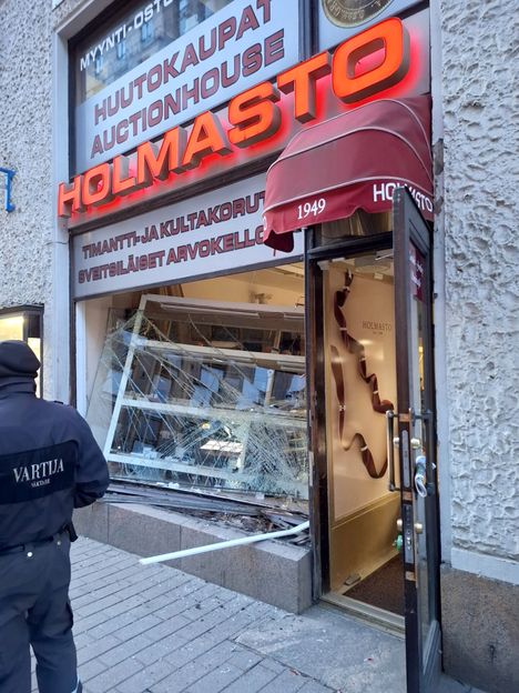 Varas hyökkäsi jälleen koruliikkeeseen Helsingin ydinkeskustassa. 3