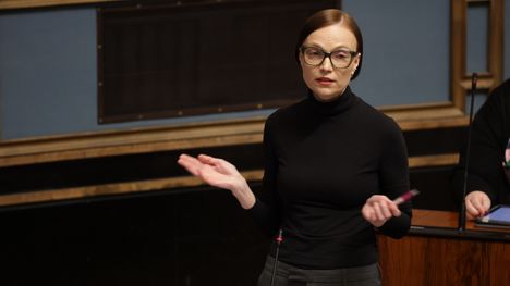 Vasemmistoliiton puheenjohtaja Minja Koskela ehdottaa kokeilua lyhennetystä työajasta. 2 Vasemmistoliiton puheenjohtaja Minja Koskela ehdottaa kokeilua lyhennetystä työajasta. 1