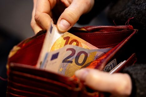 VATT ehdottaa muun muassa elintarvikkeiden ja lääkkeiden arvonlisäveron nostamista sekä ansiotulojen verotuksen tiukentamista. 3