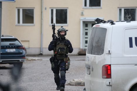 Viertolan koulun ampumavälikohtauksen osallisen isoisää vastaan nostettu syyte ampuma-aserikoksesta. 7