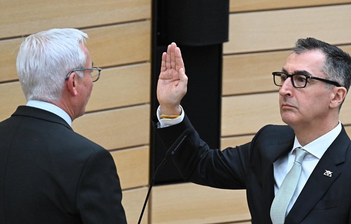 Vihreä veteraani nousee ensimmäiseksi saksalaiseksi osavaltion pääministeriksi turkkilaistaustaisena. 1
