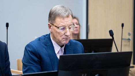 Viskin nauttinut ja erikoisia kommentteja esittänyt kirkkoherra palaa tehtäviinsä. 2 Viskin nauttinut ja erikoisia kommentteja esittänyt kirkkoherra palaa tehtäviinsä. 1