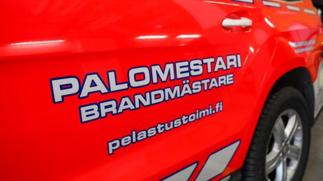 Yhdistelmäajoneuvo osui liikenteenjakajaan Lahdessa. 1