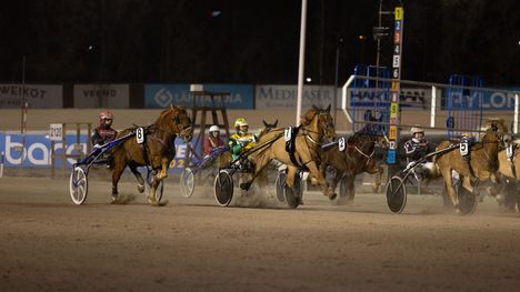 Yllättävä ravivoitto Ruotsissa 1