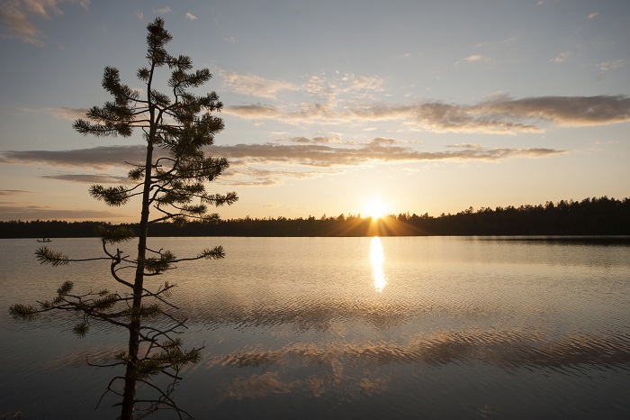 Ympäri vuorokauden auringon nousu Utsjoella 2 Ympäri vuorokauden auringon nousu Utsjoella 1
