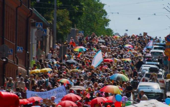 100 000 osallistujaa Helsingissä Pride-kulkueessa osoitti solidaarisuutta seksuaali- ja sukupuolivähemmistöjä kohtaan. 1