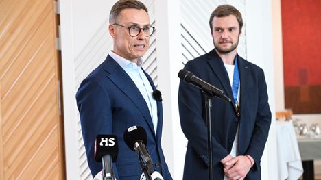 Alexander Stubb osallistuu naisiin suuntautuvan väkivallan ehkäisyyn tähtäävään kampanjaan. 1