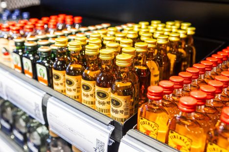 Alkoholin kotiinkuljetus alkaa pian – asiantuntijat kritisoivat 3