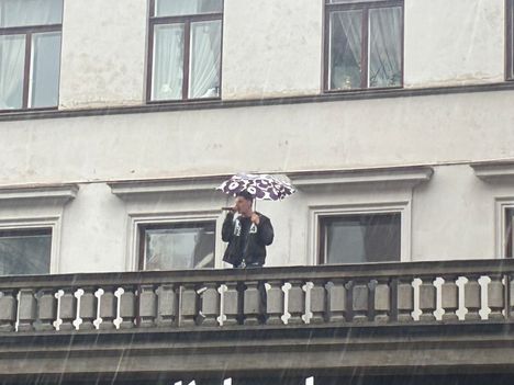 Areksen esitys sulki kadun keskellä Helsingissä 1