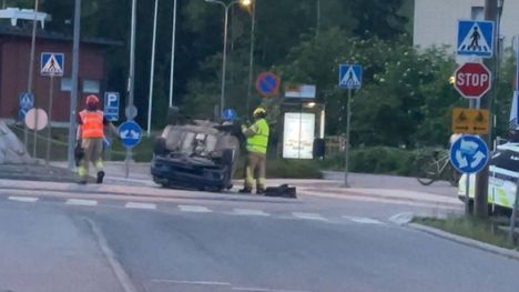 Auto kulki liikenneympyrän läpi ja päätyi katolleen Espoossa. 1