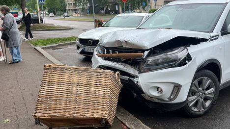 Auto törmäsi hautaustoimiston ikkunaan – "Kuin elokuvasta" 2 Auto törmäsi hautaustoimiston ikkunaan – "Kuin elokuvasta" 1