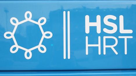 Autoilija aiheutti bussin äkkijarrutuksen Helsingissä – rattaat lensivät bussissa 3-vuotiaan lapsen kanssa. 2 Autoilija aiheutti bussin äkkijarrutuksen Helsingissä – rattaat lensivät bussissa 3-vuotiaan lapsen kanssa. 1