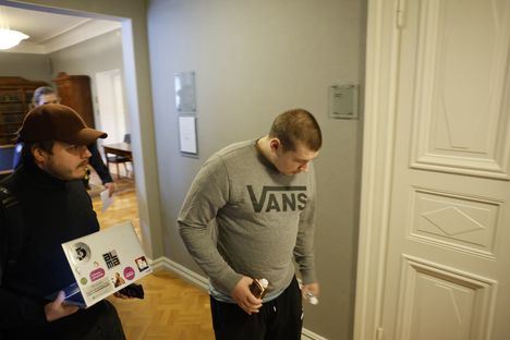 Avopuoliso sai elinkautisen tuomion Joensuun Noljakan rappukäytävämurhasta. 2 Avopuoliso sai elinkautisen tuomion Joensuun Noljakan rappukäytävämurhasta. 1