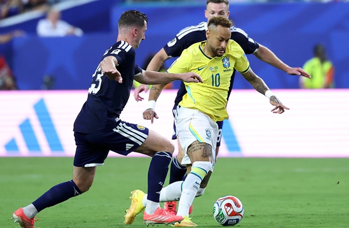 Brasilia voitti Skotlannin 3-0 edetäkseen MM-kisojen pudotusvaiheeseen. 3