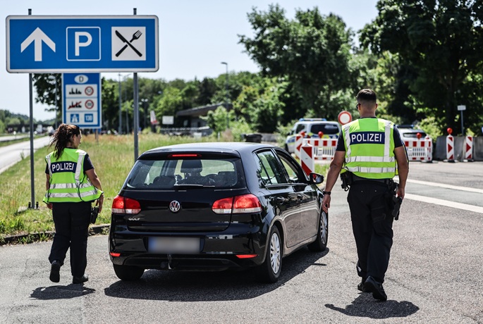Bryssel vaatii Saksaa poistamaan EU:n sisärajatarkastukset vaiheittain. 1