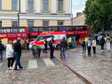 Bussi osui jalankulkijaan Helsingissä 4 Bussi osui jalankulkijaan Helsingissä 3