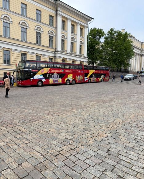 Bussi osui jalankulkijaan Helsingissä 10 Bussi osui jalankulkijaan Helsingissä 9