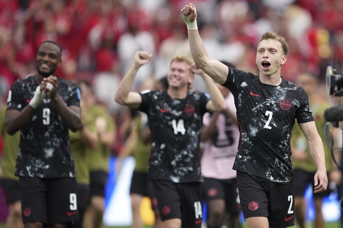 David loistaa Kanadan voittaessa 9-henkisen Qatarin ja saavuttaen ensimmäisen voittonsa kansainvälisessä turnauksessa. 2 David loistaa Kanadan voittaessa 9-henkisen Qatarin ja saavuttaen ensimmäisen voittonsa kansainvälisessä turnauksessa. 1