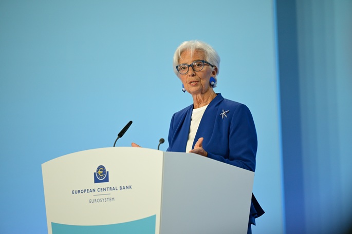 ECB varoittaa, että euroalueen näkymät pysyvät epävarmoina huolimatta Lähi-idän rauhansopimuksesta. 2 ECB varoittaa, että euroalueen näkymät pysyvät epävarmoina huolimatta Lähi-idän rauhansopimuksesta. 1