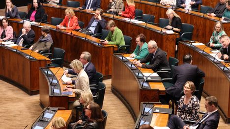 Eduskunta hyväksyi kiistanalaisen ydinenergialain. 1