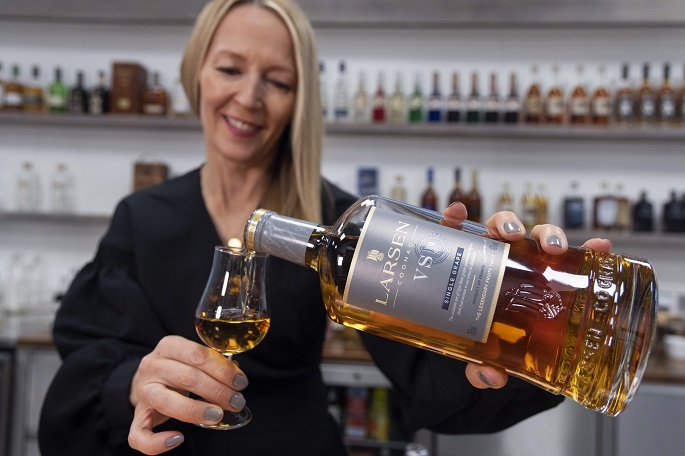 Eduskunta hyväksyi lain, joka mahdollistaa alkoholin verkkokaupan ja kotiinkuljetuksen. 2 Eduskunta hyväksyi lain, joka mahdollistaa alkoholin verkkokaupan ja kotiinkuljetuksen. 1