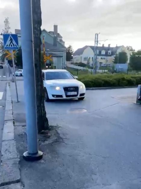 Epäilty pakeni poliisilta varastetussa autossa. 2 Epäilty pakeni poliisilta varastetussa autossa. 1