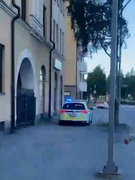 Epäilty pakeni poliisilta varastetussa autossa. 4 Epäilty pakeni poliisilta varastetussa autossa. 3
