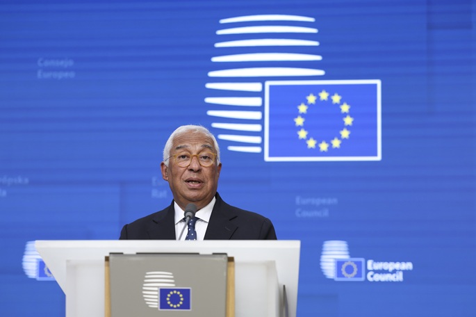 EU-UK huippukokous siirretty, kun EU arvioi tulevia tapaamisia uudelleen. 2 EU-UK huippukokous siirretty, kun EU arvioi tulevia tapaamisia uudelleen. 1